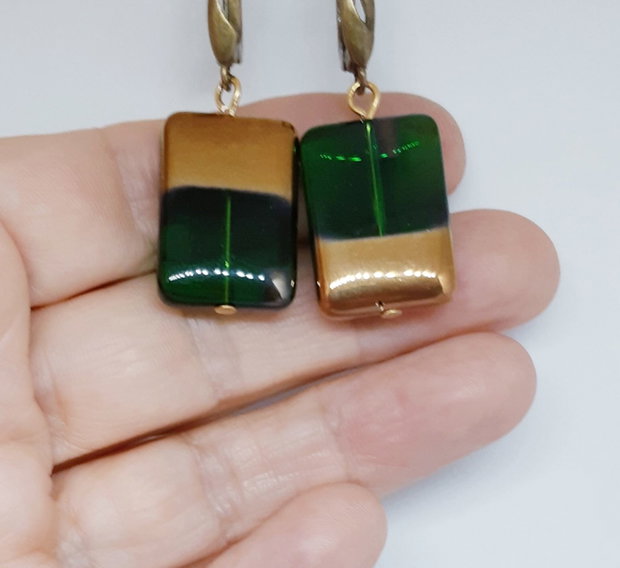 Cercei unicat, dreptunghiulari, din sticla verde cu lustru auriu