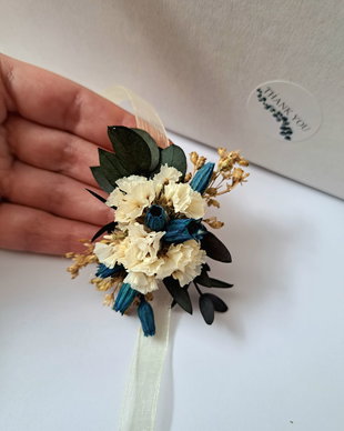 Cocarde (Flori de pus în piept) / Brățări domnișoare onoare-flori naturale uscate și stabilizate, Alb-Verde-Bleumarin-Bej