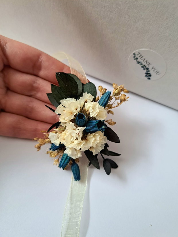 Cocarde (Flori de pus în piept) / Brățări domnișoare onoare-flori naturale uscate și stabilizate, Alb-Verde-Bleumarin-Bej