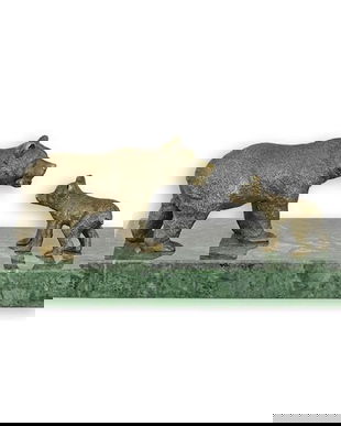 Ursoaica cu puiul sau-statueta din bronz cu un soclu din marmura