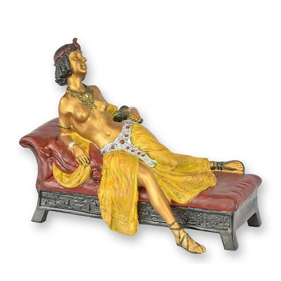 Cleopatra pe canapea-statueta vieneza din bronz