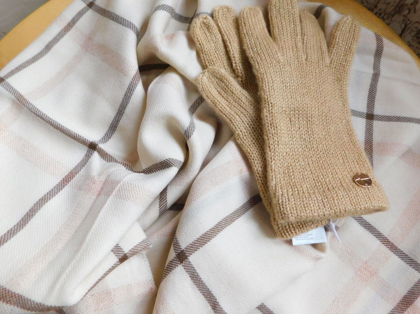 Esarfa noua lina 100 % Italia,  etichete atasate, manusi noi  etichete atasate