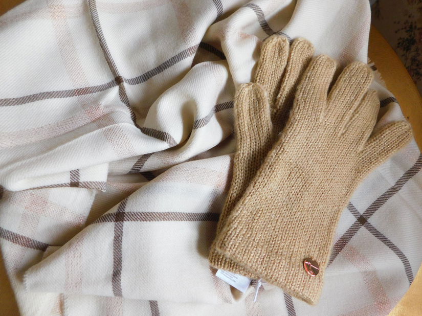 Esarfa noua lina 100 % Italia,  etichete atasate, manusi noi  etichete atasate