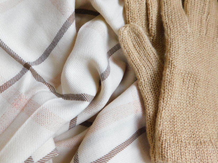 Esarfa noua lina 100 % Italia,  etichete atasate, manusi noi  etichete atasate