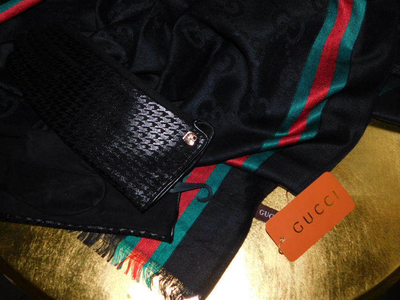 Esarfa nou , casmir  cu  matase, manusi noi, Italia , cadou