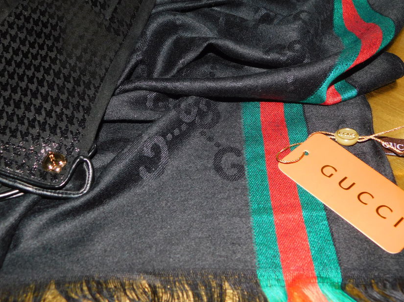 Esarfa nou , casmir  cu  matase, manusi noi, Italia , cadou