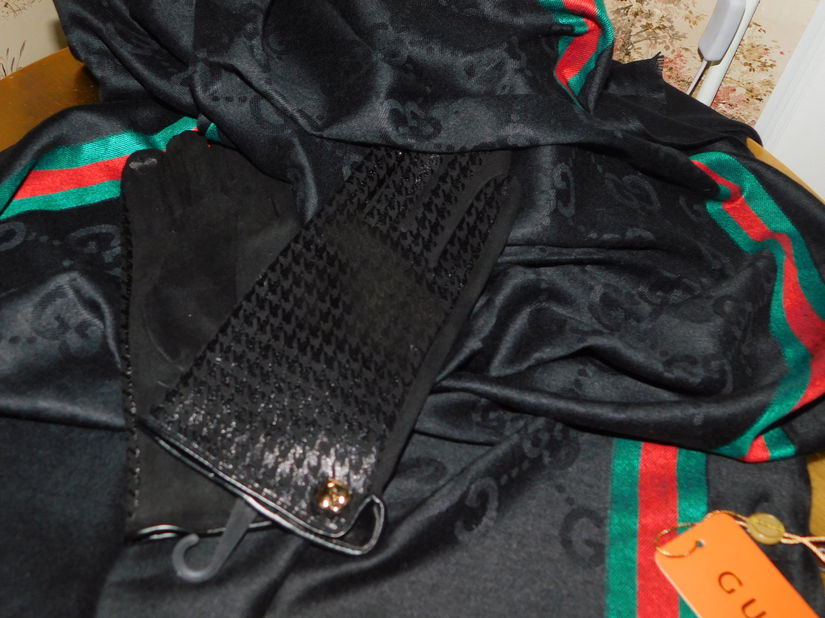 Esarfa nou , casmir  cu  matase, manusi noi, Italia , cadou