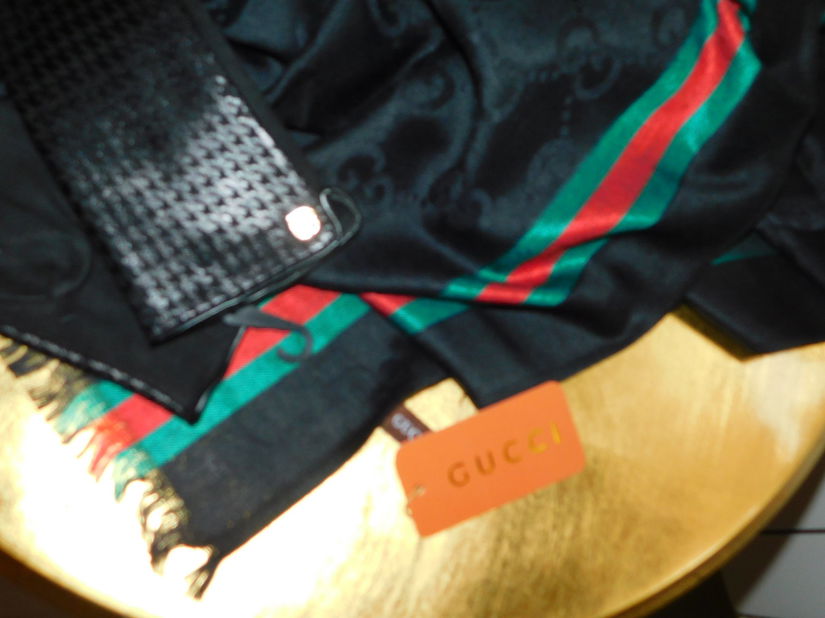 Esarfa nou , casmir  cu  matase, manusi noi, Italia , cadou