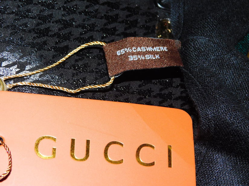 Esarfa nou , casmir  cu  matase, manusi noi, Italia , cadou