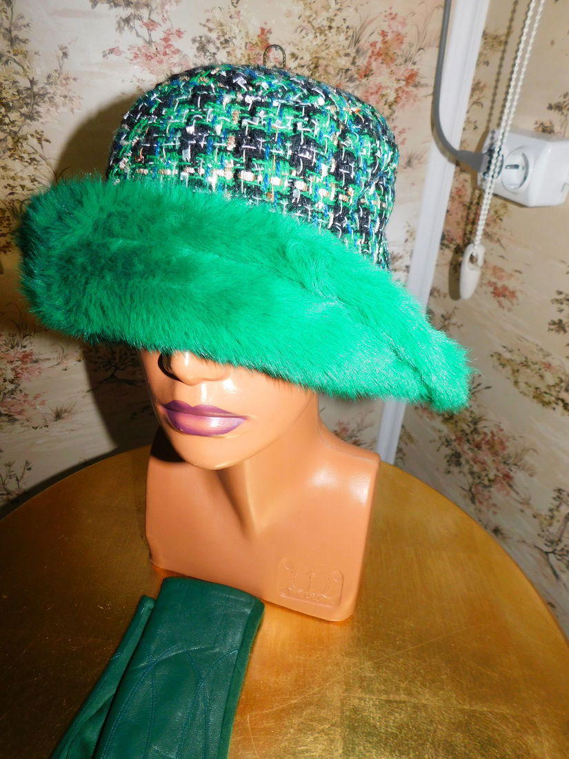 Palarioara  Italia noua , boucle , manusi noi asortate,  absolut deosebite