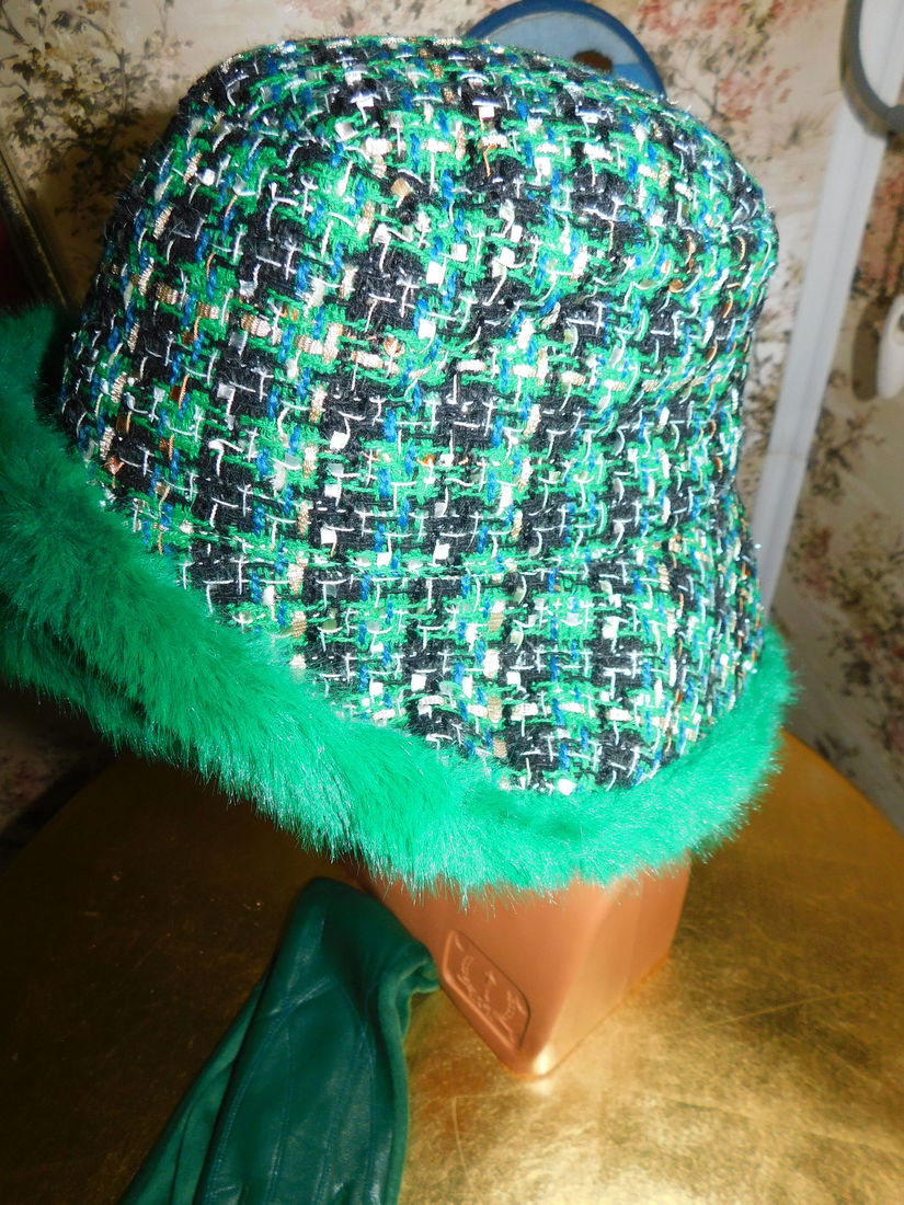 Palarioara  Italia noua , boucle , manusi noi asortate,  absolut deosebite