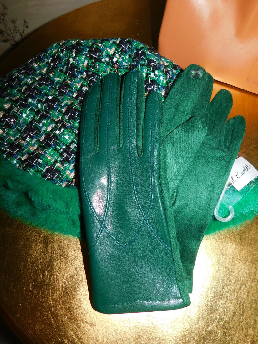 Palarioara  Italia noua , boucle , manusi noi asortate,  absolut deosebite