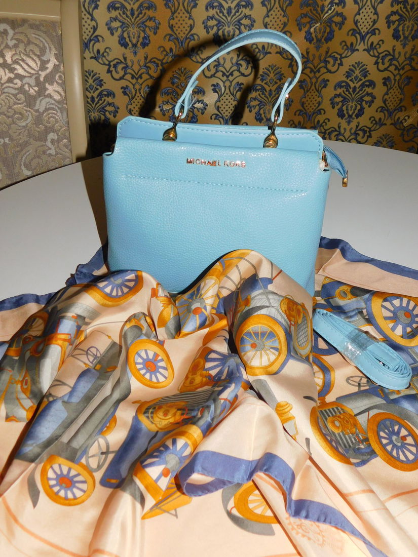 Michael Kors,  poseta  eleganta , noua,   esarfa matase naturala cadou