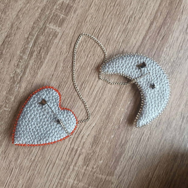 Set 2 brose margele si strasuri Luna si inima