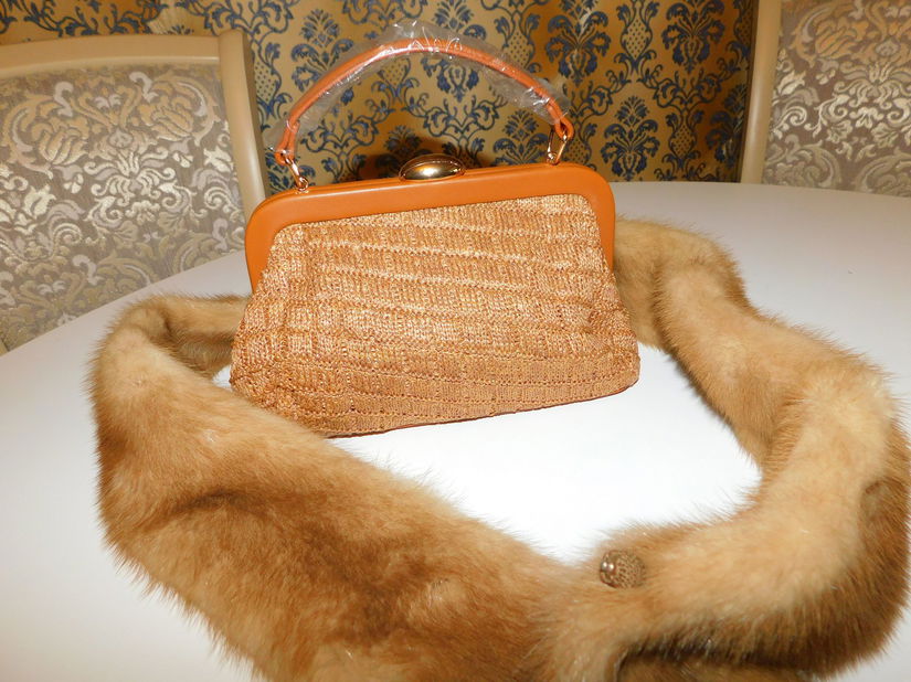 Esarfa nurca aurie , superba , poseta noua asortata, cadou