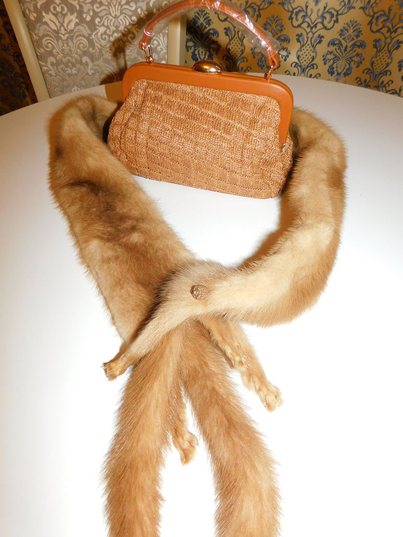 Esarfa nurca aurie , superba , poseta noua asortata, cadou