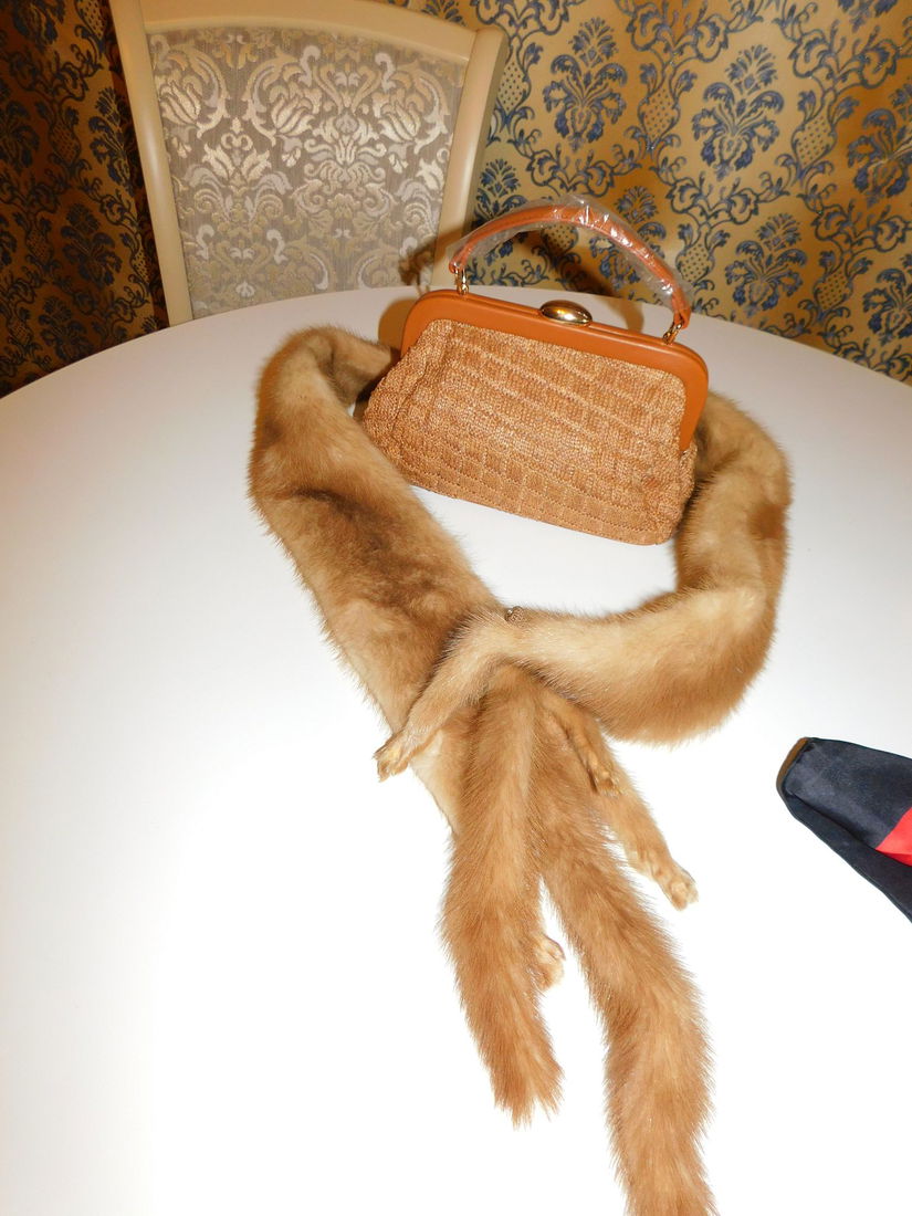 Esarfa nurca aurie , superba , poseta noua asortata, cadou