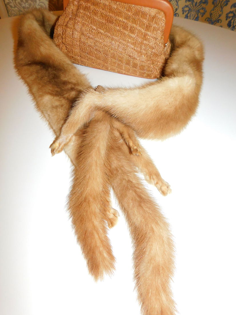 Esarfa nurca aurie , superba , poseta noua asortata, cadou