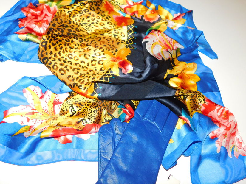 FURLA,  manusi  noi, originale,  etichete atasate  masura M, esarfa Codello  matase naturala cadou