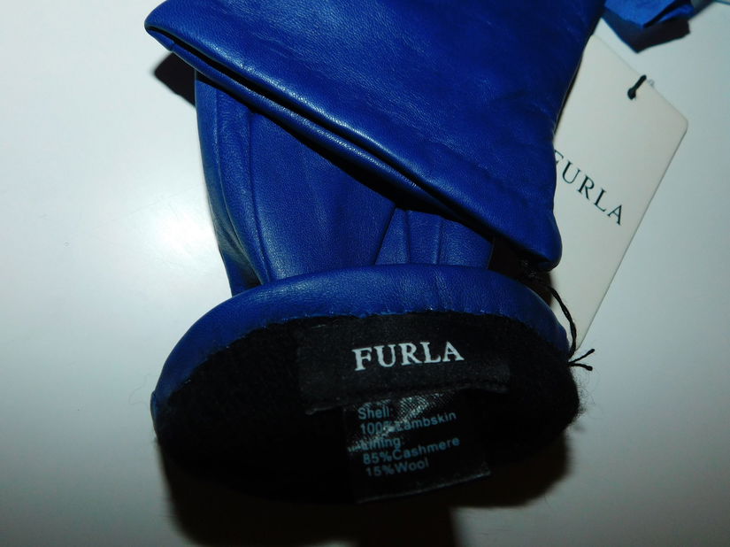 FURLA,  manusi  noi, originale,  etichete atasate  masura M, esarfa Codello  matase naturala cadou