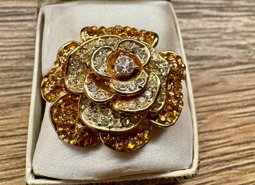 SUPERBA BROSA VINTAGE CRISTALE SWAROVSKI MODEL TRANDAFIR