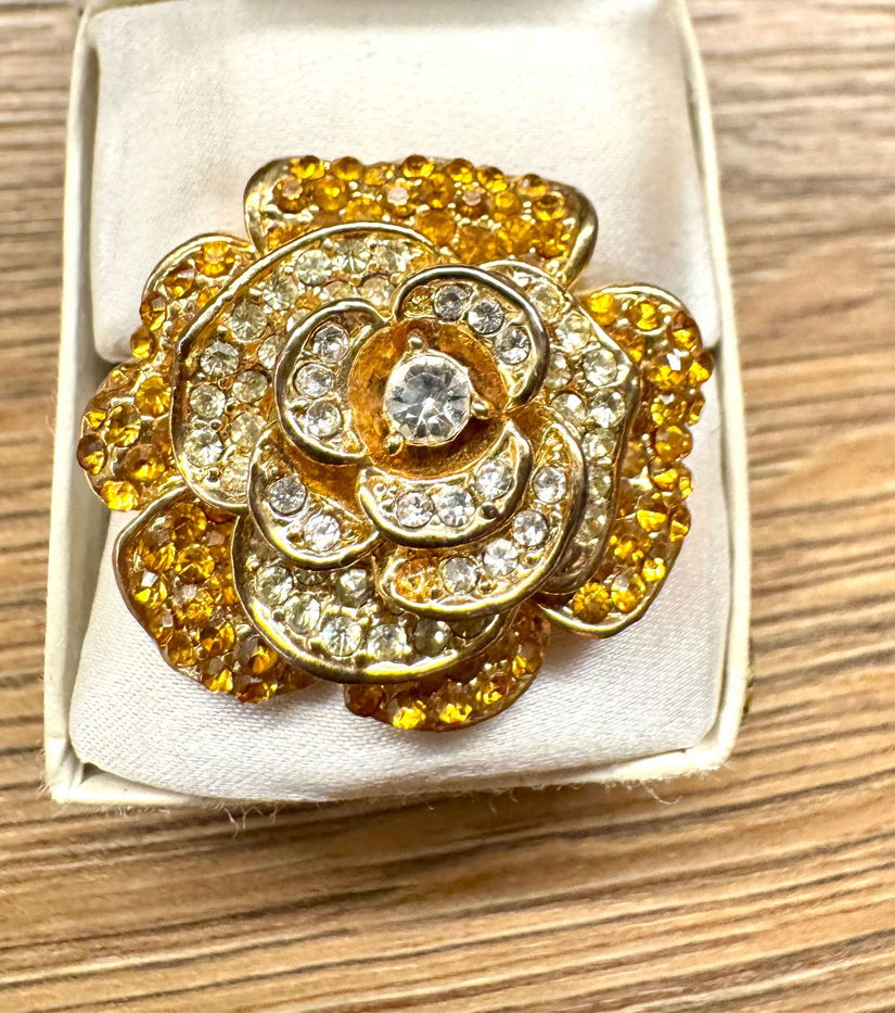 SUPERBA BROSA VINTAGE CRISTALE SWAROVSKI MODEL TRANDAFIR