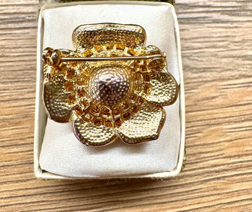 SUPERBA BROSA VINTAGE CRISTALE SWAROVSKI MODEL TRANDAFIR