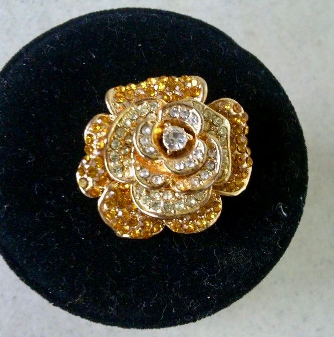 SUPERBA BROSA VINTAGE CRISTALE SWAROVSKI MODEL TRANDAFIR