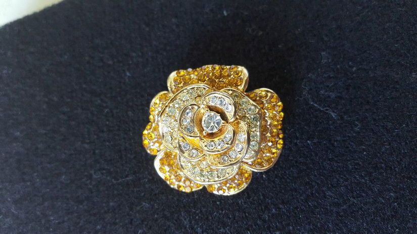 SUPERBA BROSA VINTAGE CRISTALE SWAROVSKI MODEL TRANDAFIR