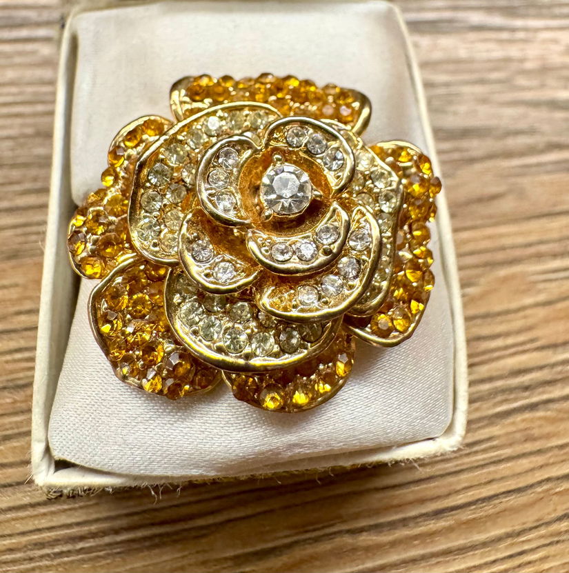 SUPERBA BROSA VINTAGE CRISTALE SWAROVSKI MODEL TRANDAFIR