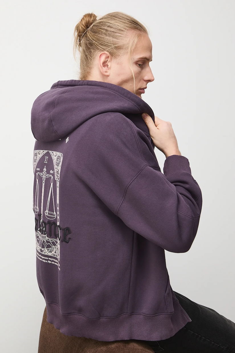 Medicine bluza culoarea violet, cu glugă, cu imprimeu