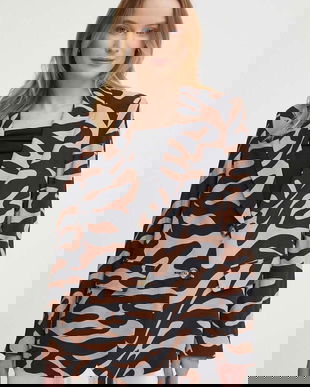 Sisley sacou un singur rand de nasturi, modelator