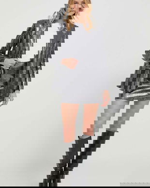 Sisley sacou culoarea negru, un singur rand de nasturi