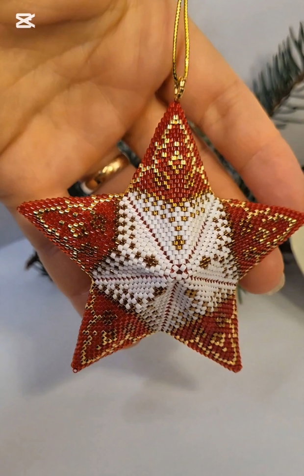 Ornament de pom din mărgele Miyuki delica Steluța Regală