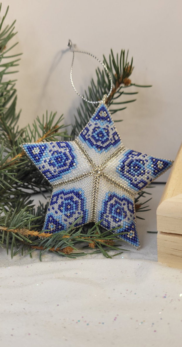 Ornament de pom din mărgele Miyuki delica Steluța de Gheață