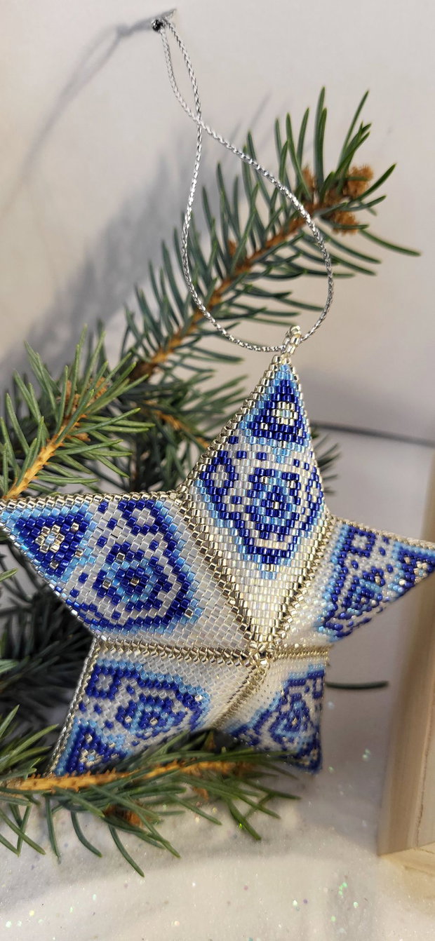 Ornament de pom din mărgele Miyuki delica Steluța de Gheață