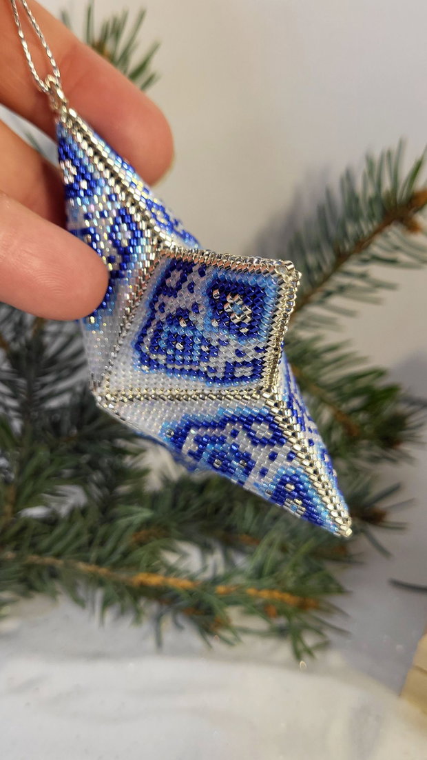 Ornament de pom din mărgele Miyuki delica Steluța de Gheață