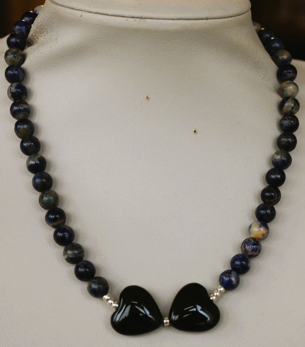 Set colier si cercei din sfere de sodalit si inimioare din onix