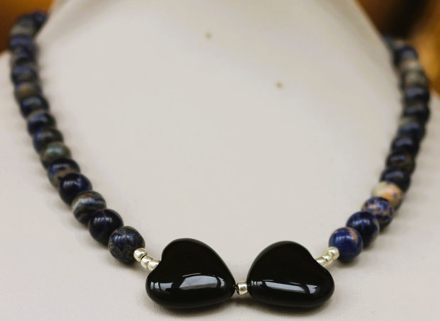 Set colier si cercei din sfere de sodalit si inimioare din onix