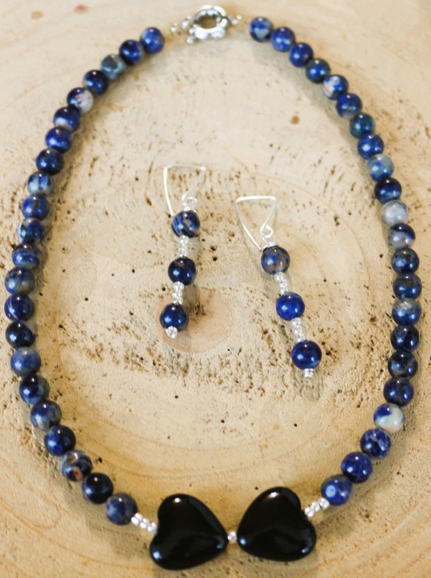 Set colier si cercei din sfere de sodalit si inimioare din onix