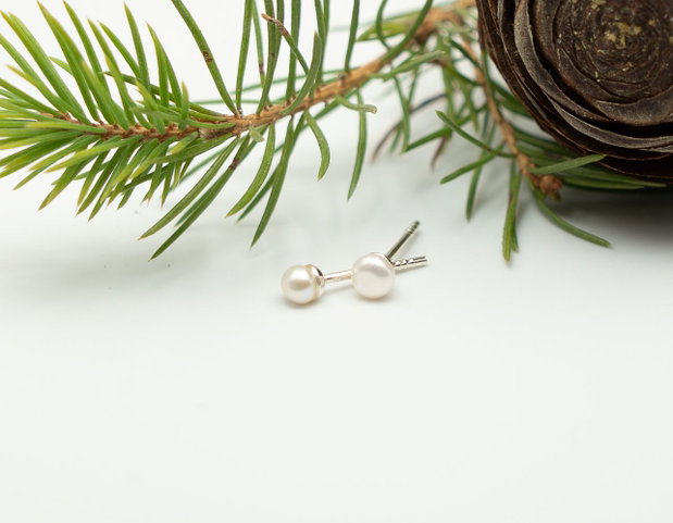 Cercei tip stud cu perla de cultura 4mm