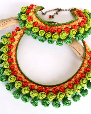 Colier verde rosu crosetat