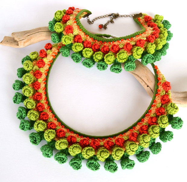 Colier verde rosu crosetat