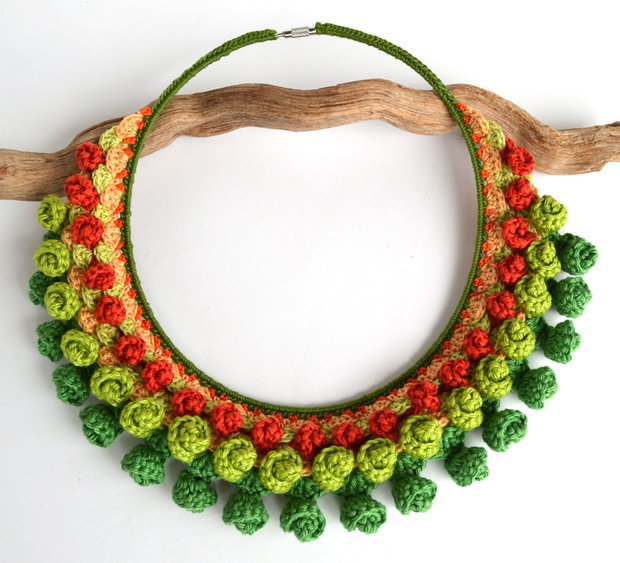 Colier verde rosu crosetat