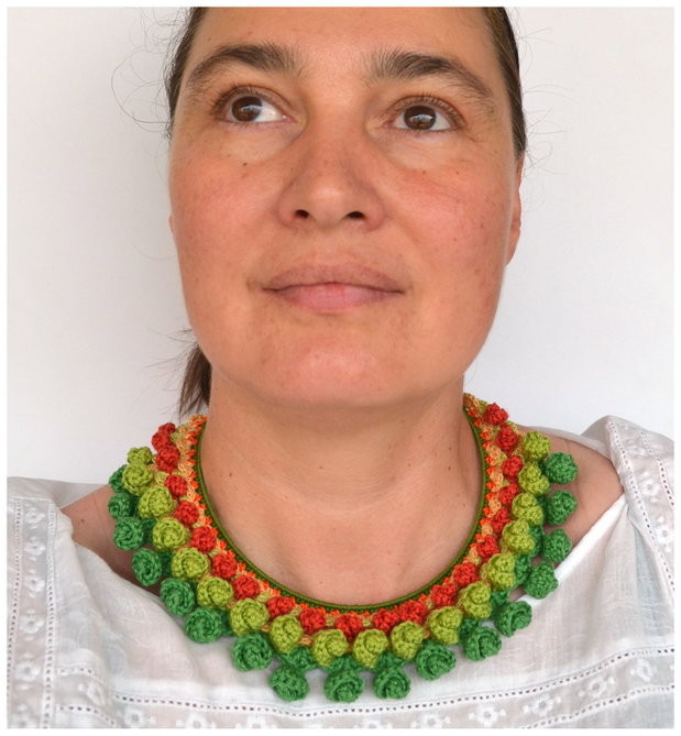 Colier verde rosu crosetat