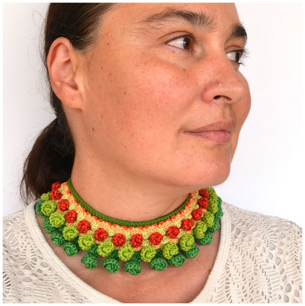 Colier verde rosu crosetat