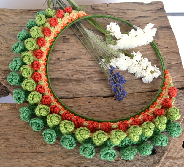 Colier verde rosu crosetat