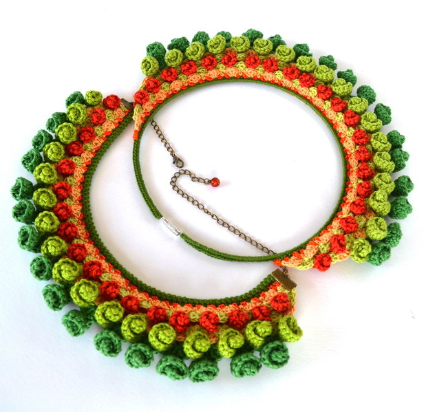 Colier verde rosu crosetat