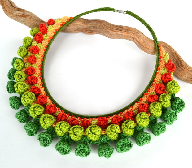 Colier verde rosu crosetat