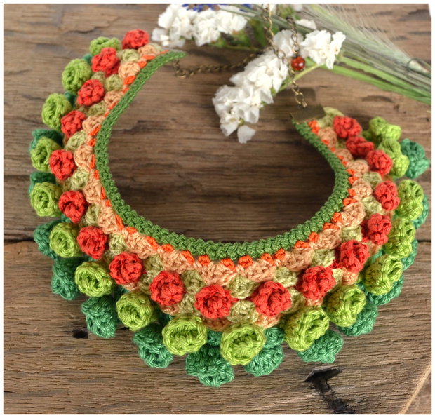 Colier verde rosu crosetat